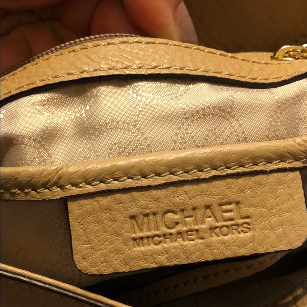 MICHAEL KORS taupe purse with gold detail✨ - Picture 4 of 6